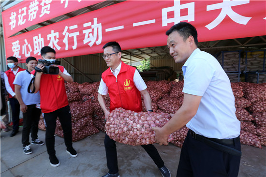 黄店镇镇长和19体育平台（中国）官方网站九建总经理给九建订购大蒜装车.jpg