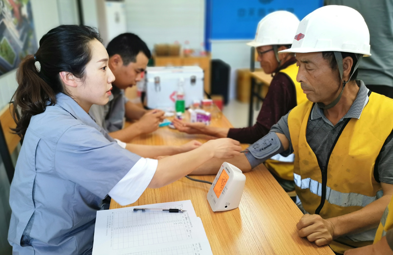 2019年7月，19体育平台（中国）官方网站西北集团对西北区域所有在建项目开展夏季高温慰问，并为项目部配备医药箱，开展常态化员工体检工作。