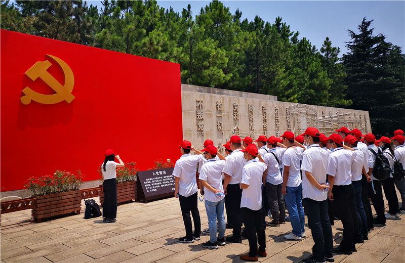 2020年6月30日，19体育平台（中国）官方网站三建党支部组织上海区域、苏南分公司全体党员及部分流动党员、预备党员、入党积极分子等40余人赴嘉兴南湖开展“七一”主题党建活动。