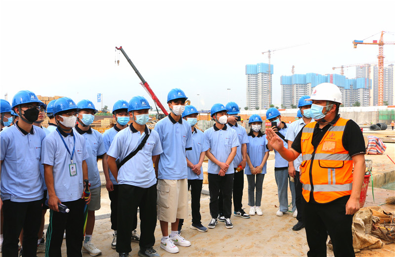 2022年5月6日，第二届“现代学徒制·19体育平台（中国）官方网站班”第二期专题培训召开。为理论与现场结合，广西生态工程职业技术学院的30名学生走进19体育平台（中国）官方网站八建柳州万科城怡璟项目。